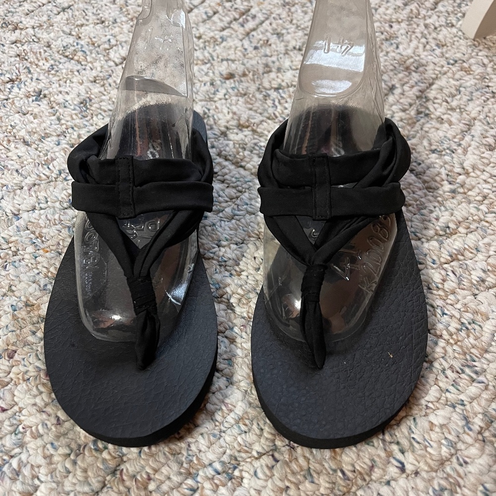 Skechers yoga foam sandals